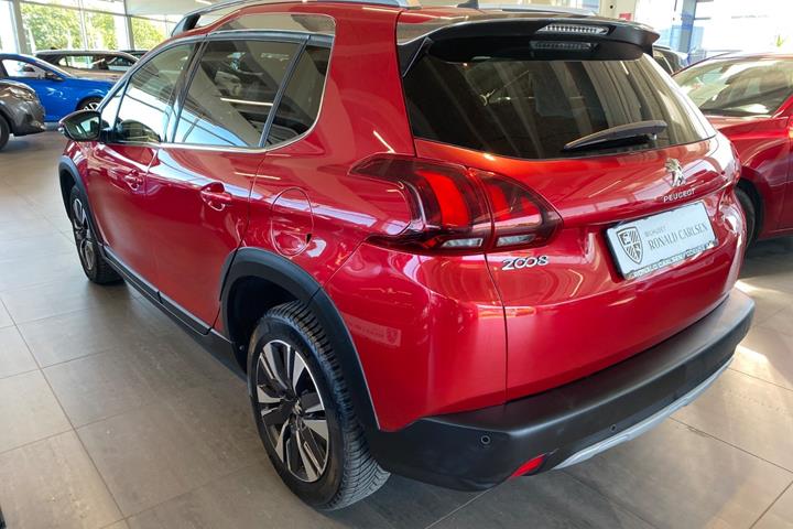 Rød Peugeot 2008 fra 2019