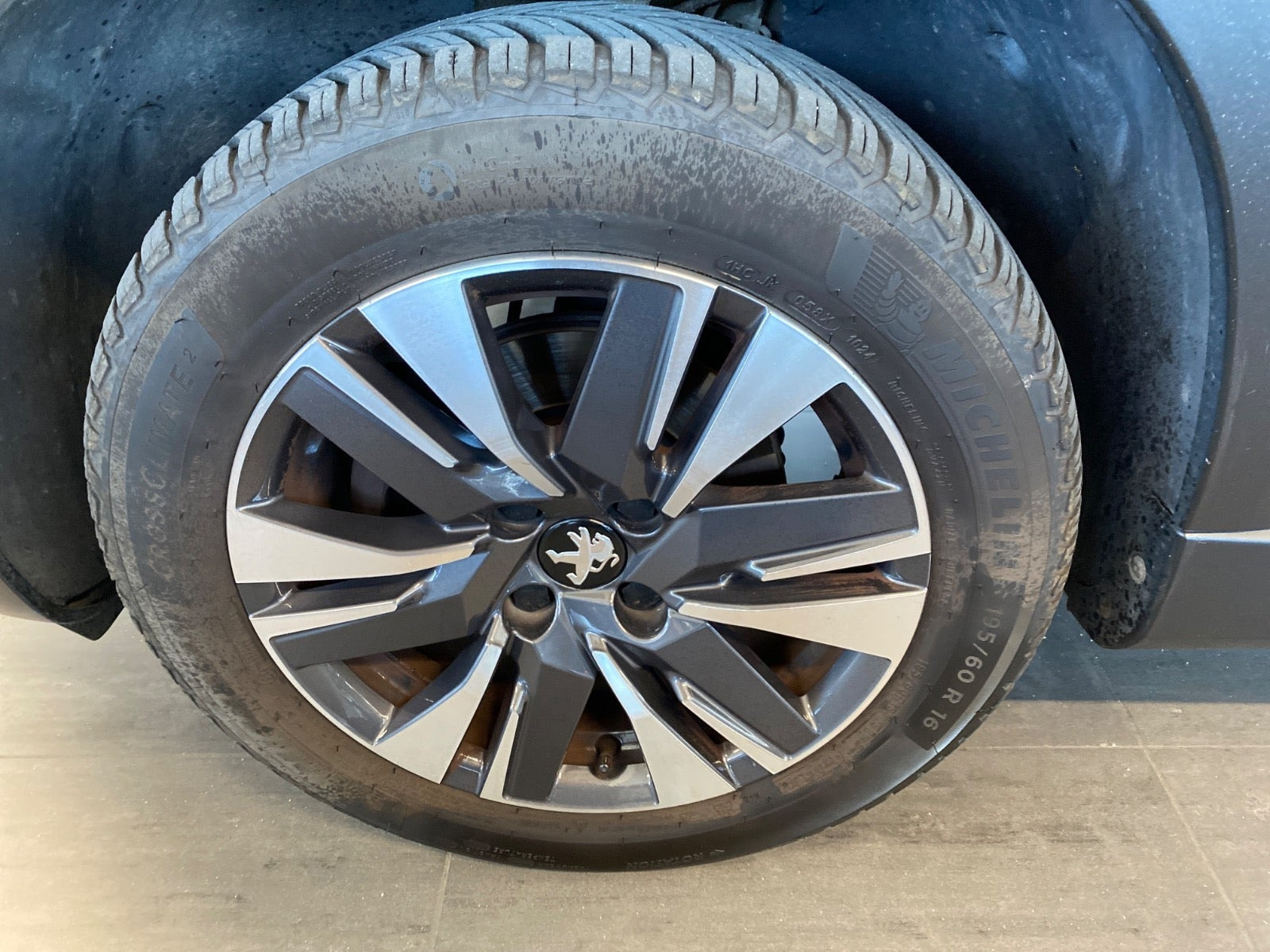 Rød Peugeot 2008 fra 2019