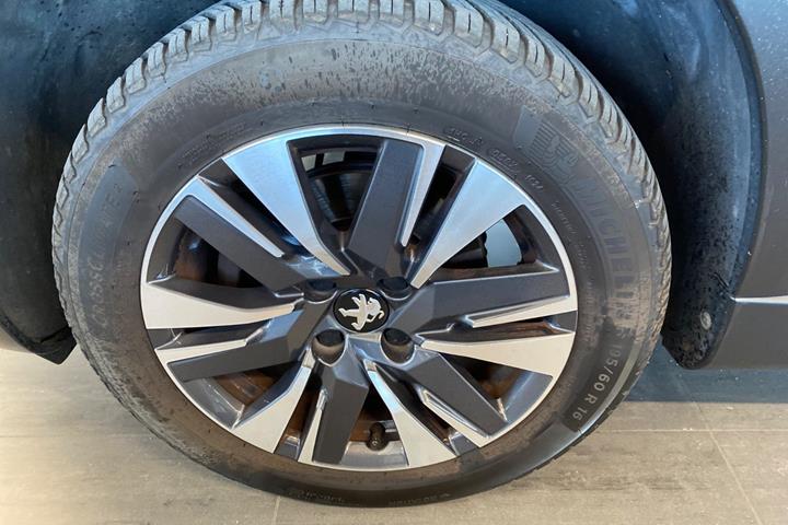Rød Peugeot 2008 fra 2019