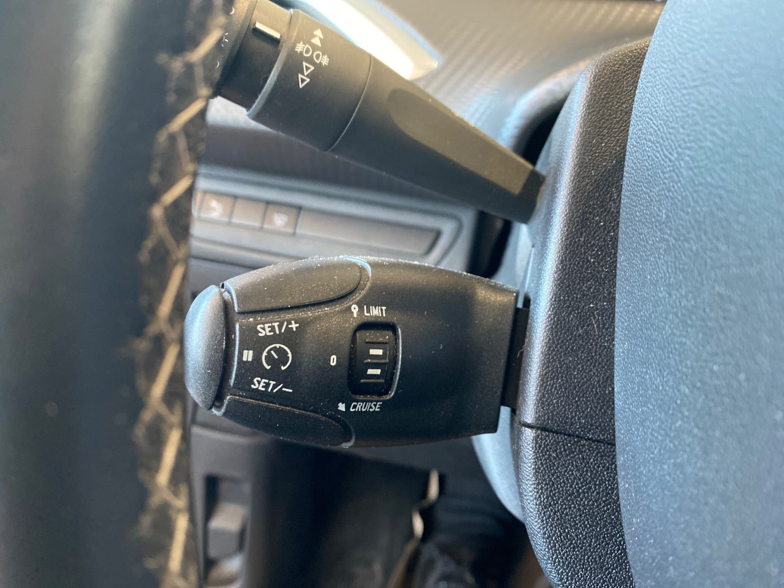 Rød Peugeot 2008 fra 2019