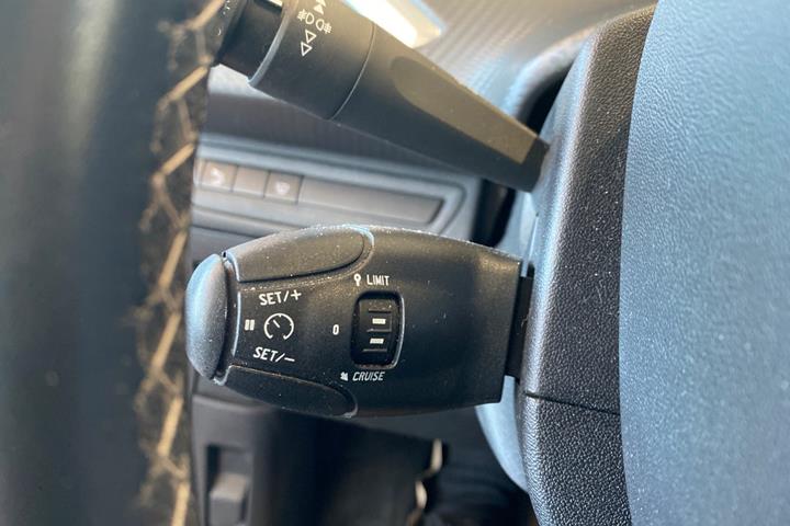 Rød Peugeot 2008 fra 2019