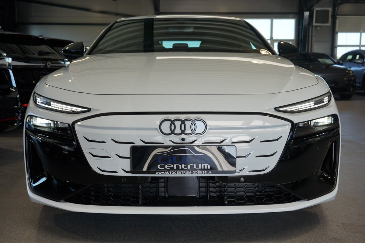 Hvid Audi A6 e-tron fra 2025