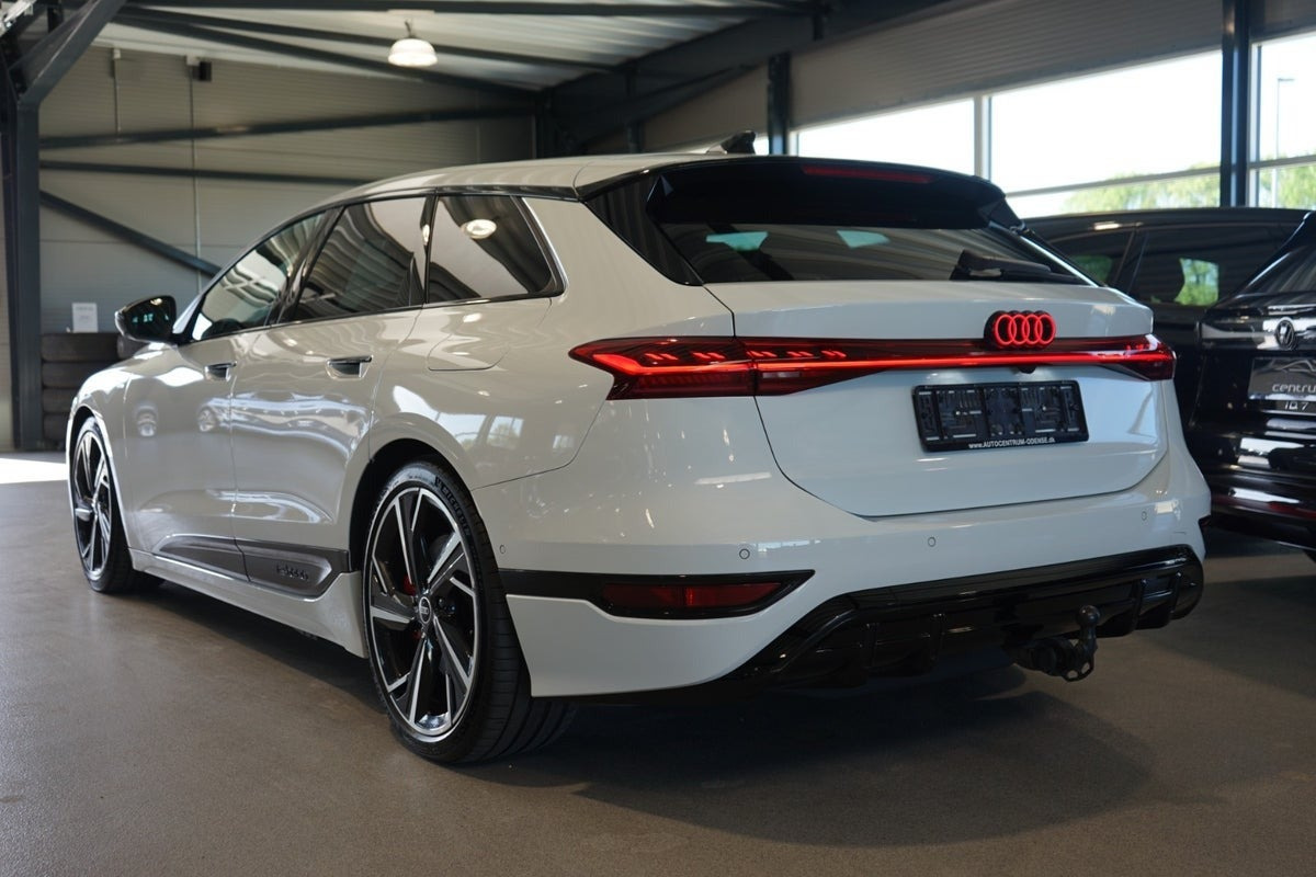 Hvid Audi A6 e-tron fra 2025