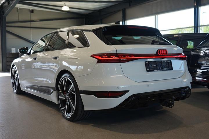 Hvid Audi A6 e-tron fra 2025