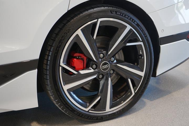 Hvid Audi A6 e-tron fra 2025