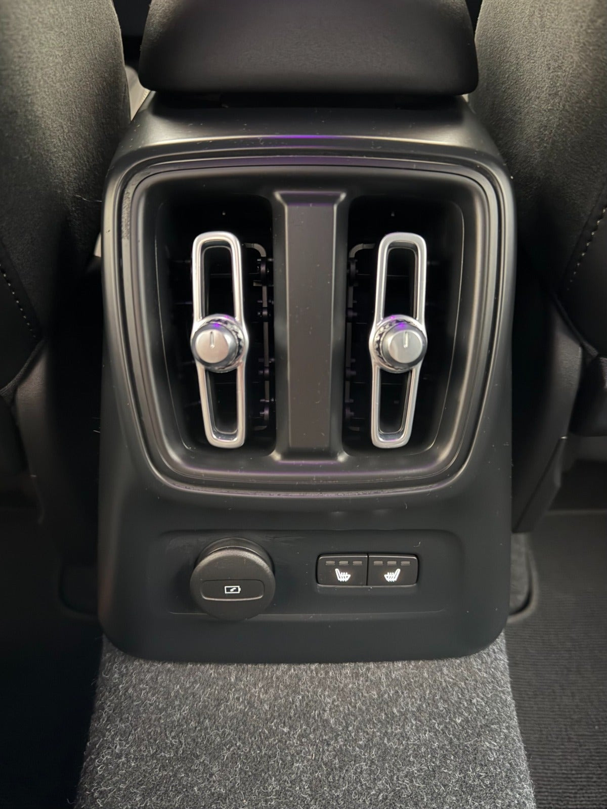 Sort Volvo XC40 fra 2023