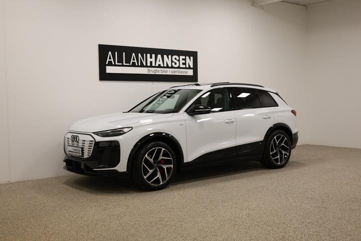 Hvid Audi Q6 e-tron fra 2025 set udefra