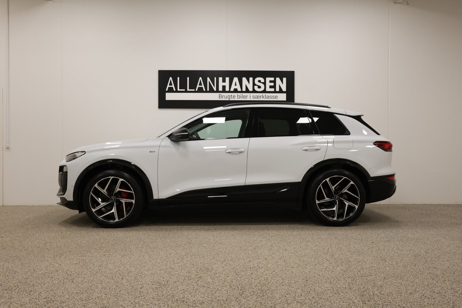 Hvid Audi Q6 e-tron fra 2025
