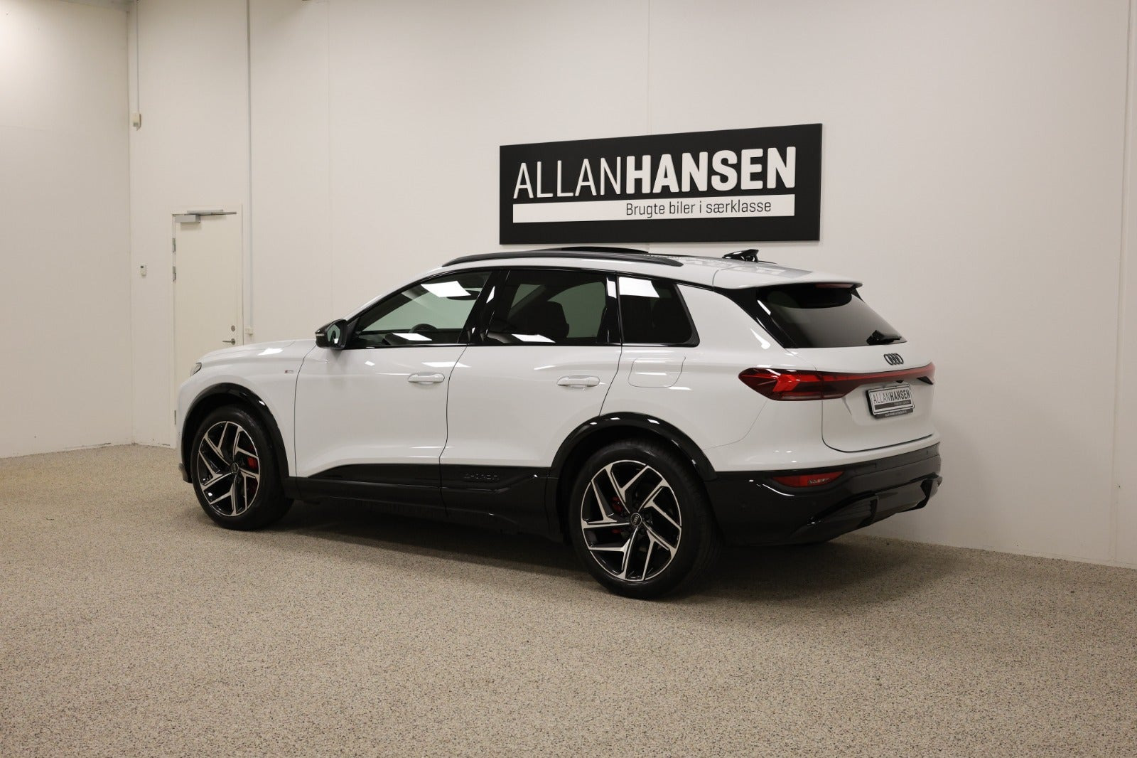Hvid Audi Q6 e-tron fra 2025