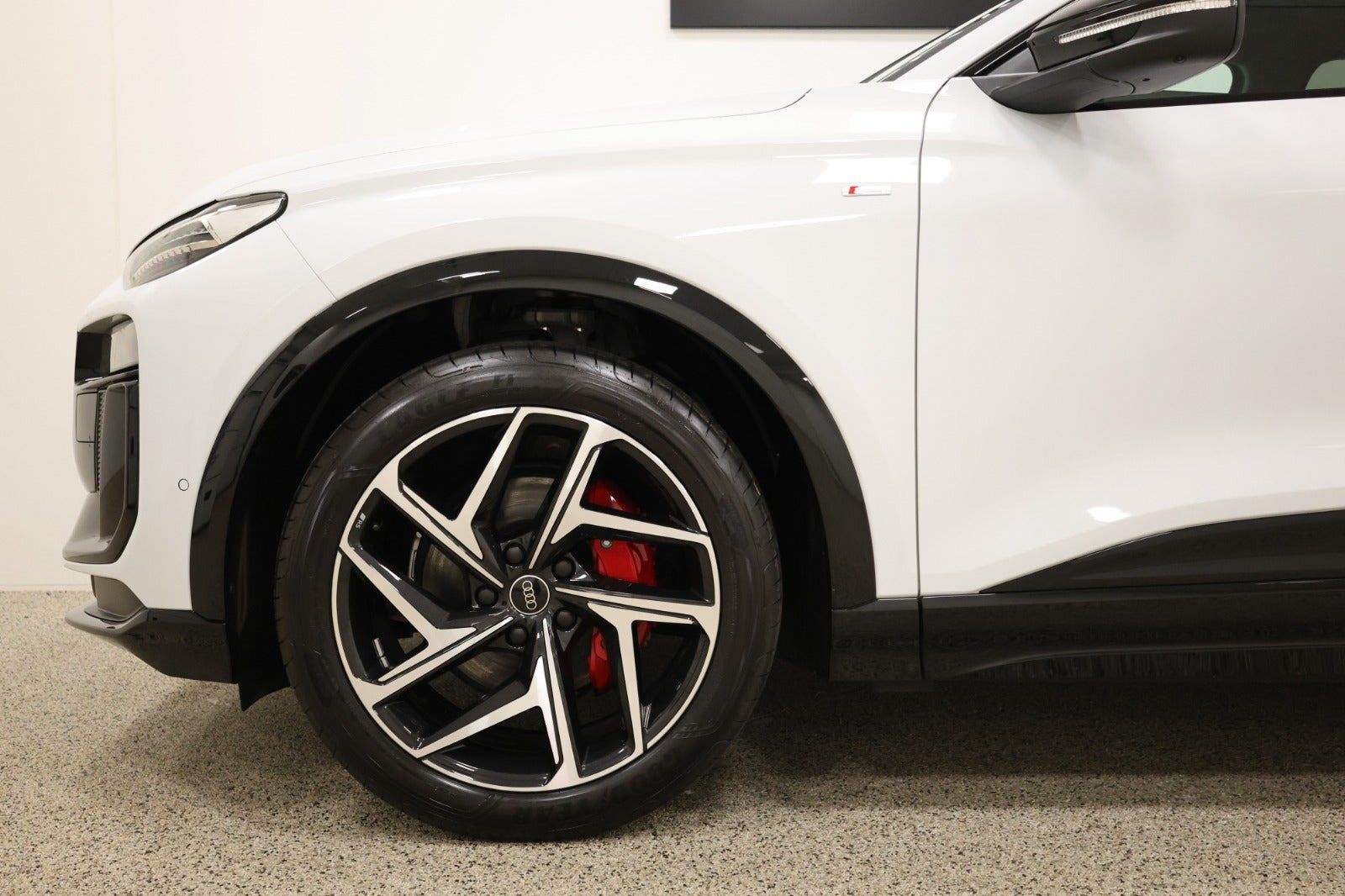 Hvid Audi Q6 e-tron fra 2025