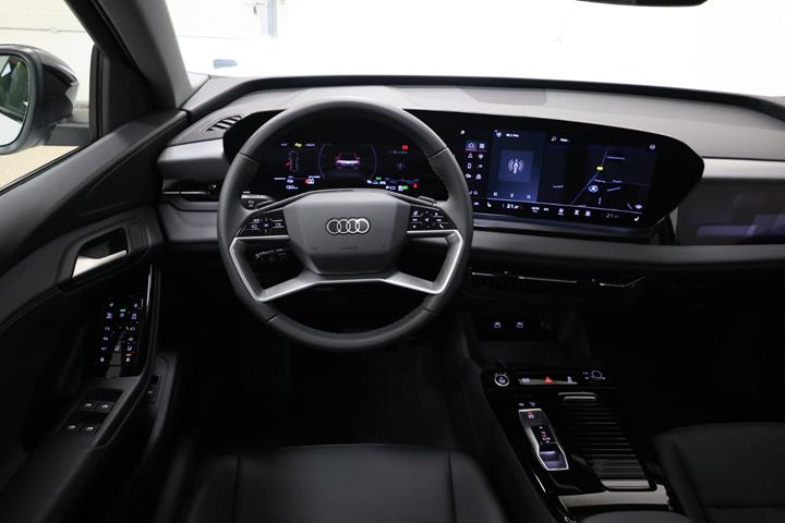 Hvid Audi Q6 e-tron fra 2025