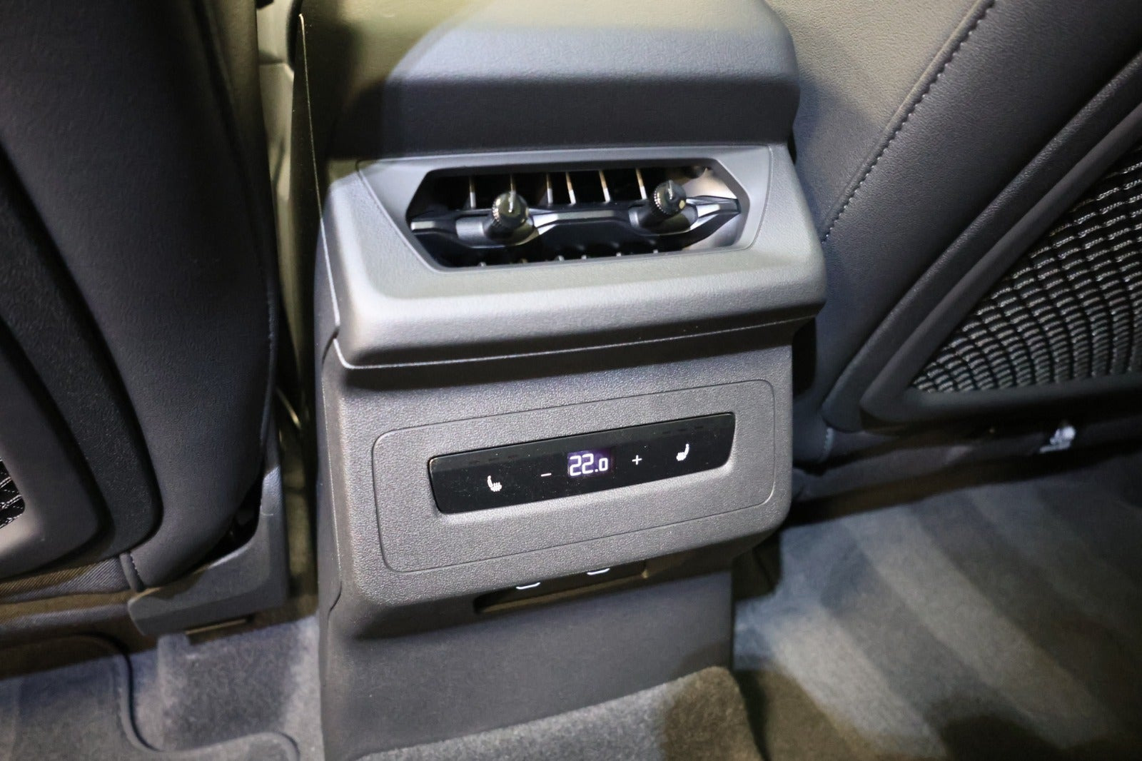 Hvid Audi Q6 e-tron fra 2025