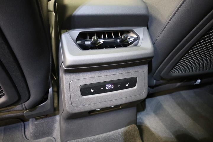 Hvid Audi Q6 e-tron fra 2025