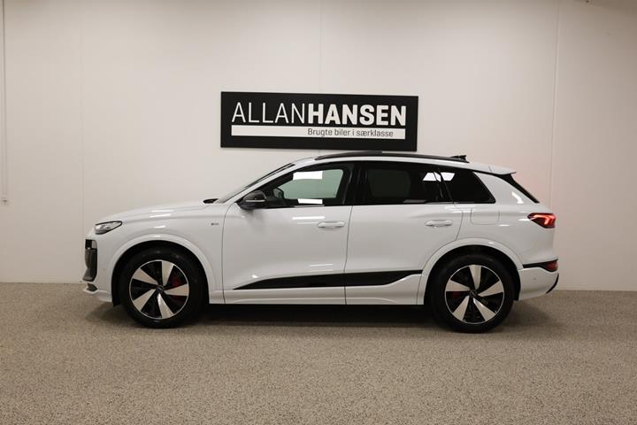 Hvid Audi Q6 e-tron fra 2024