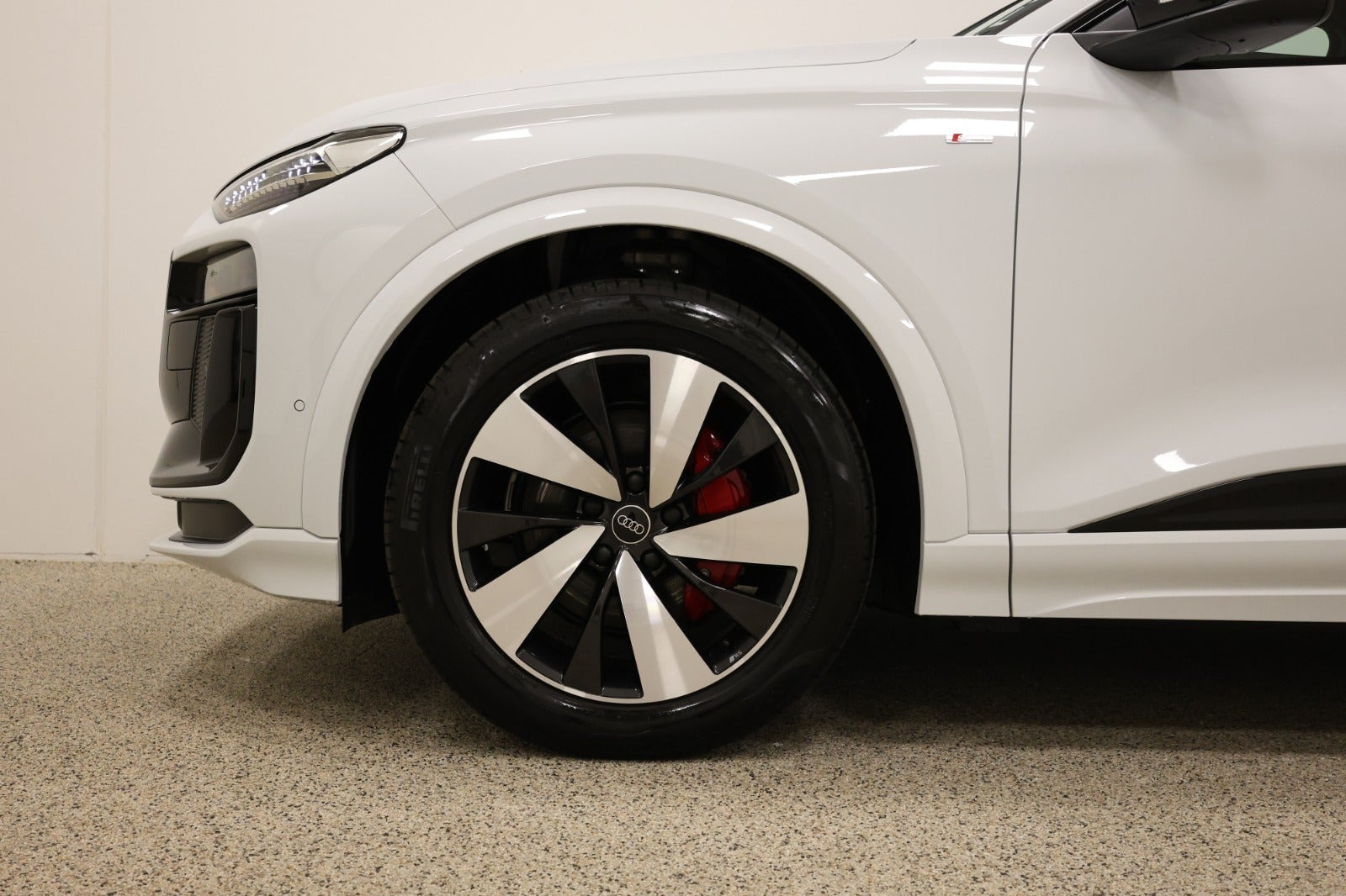 Hvid Audi Q6 e-tron fra 2024