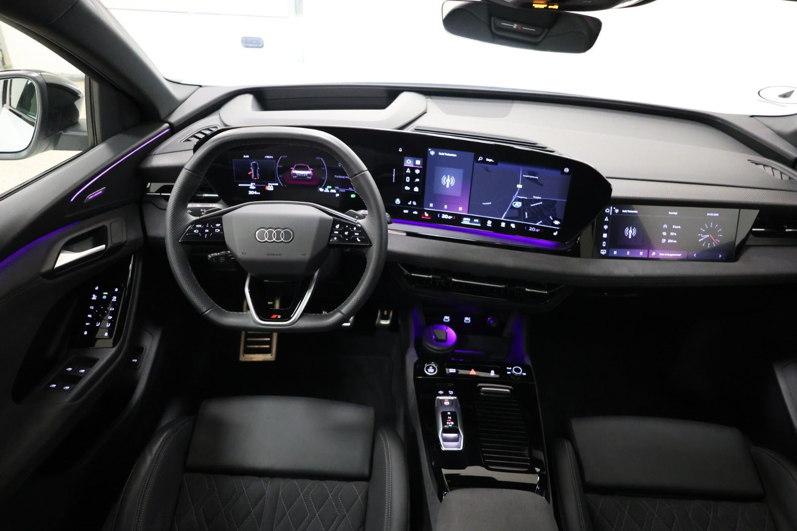 Hvid Audi Q6 e-tron fra 2024