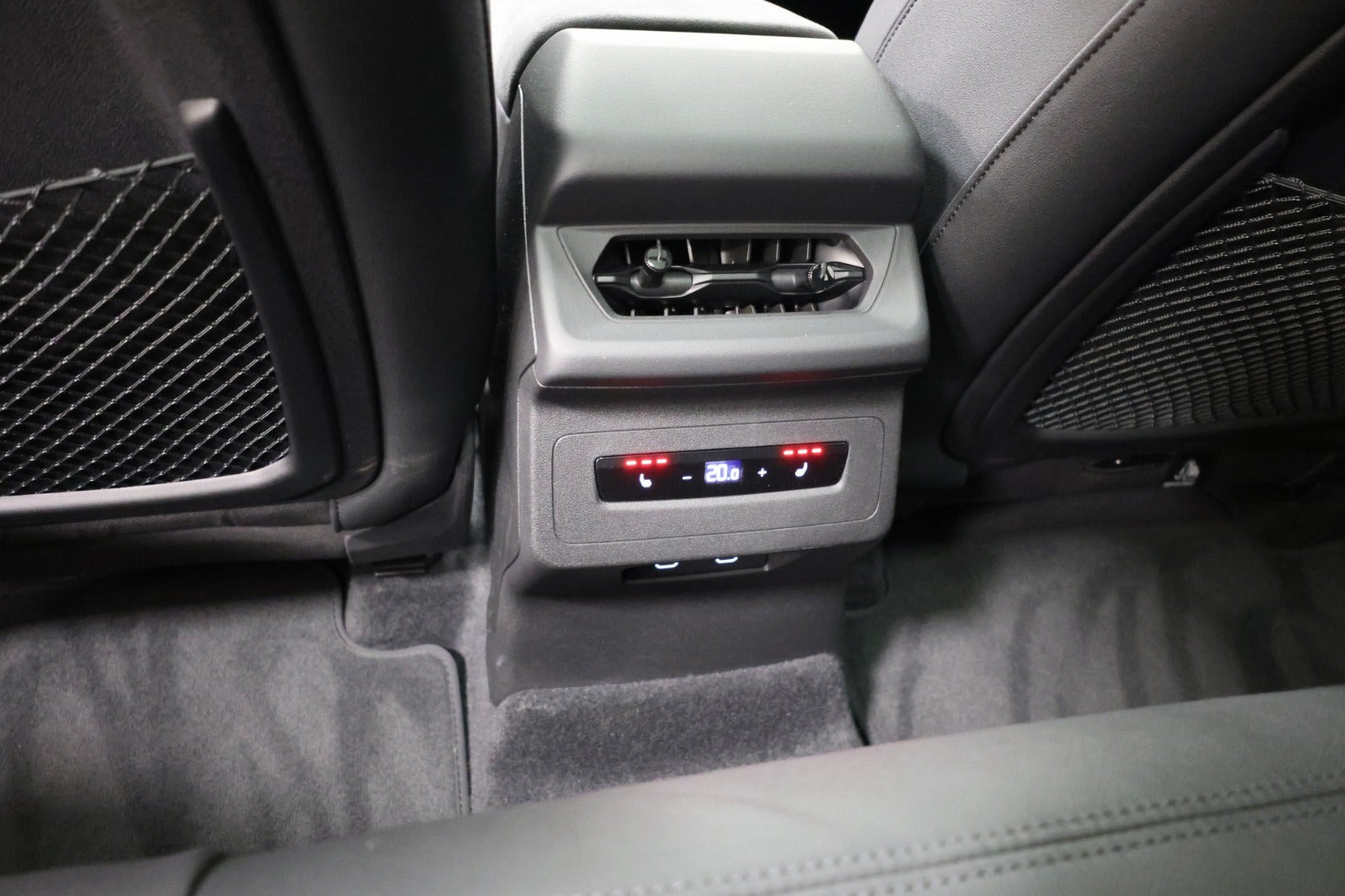 Hvid Audi Q6 e-tron fra 2024