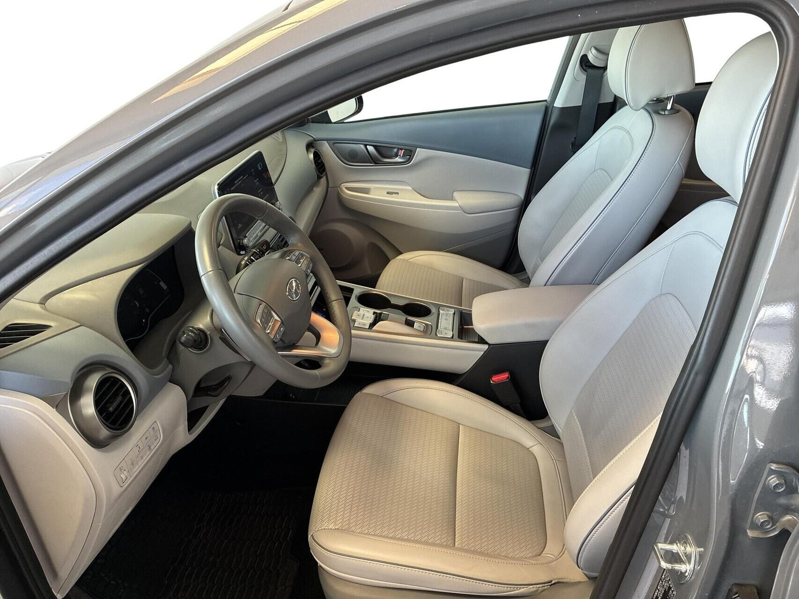 Grå Hyundai Kona fra 2021