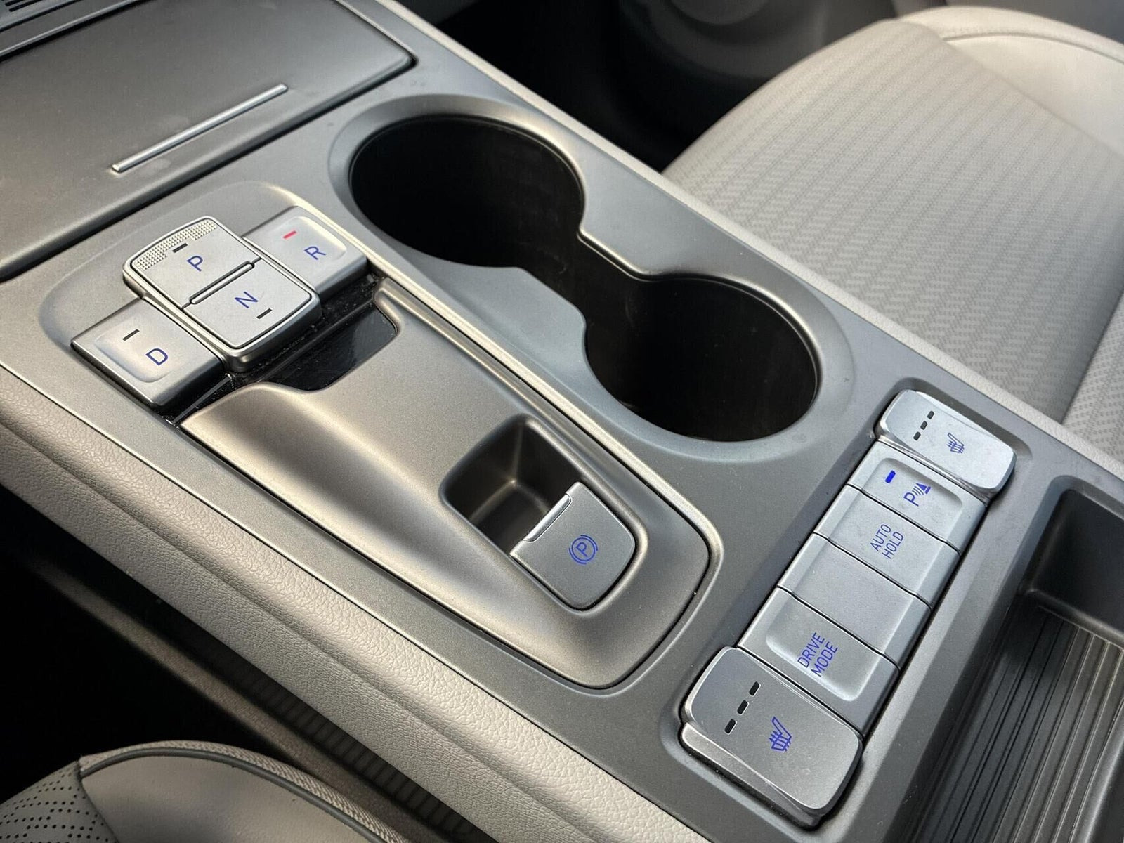 Grå Hyundai Kona fra 2021