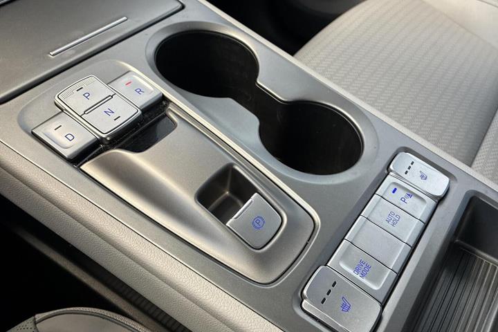 Grå Hyundai Kona fra 2021