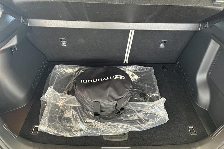 Grå Hyundai Kona fra 2021