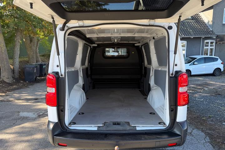 Hvid Toyota ProAce fra 2020