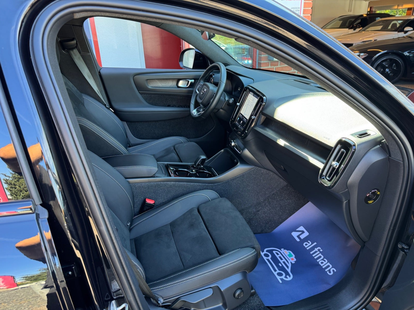 Sort Volvo XC40 fra 2023