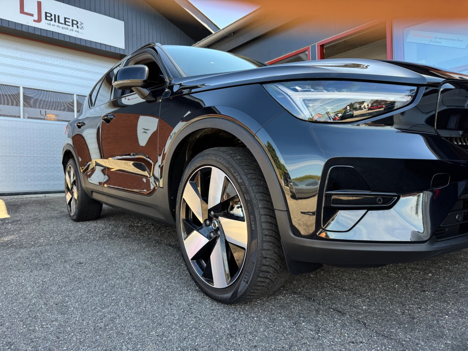 Sort Volvo XC40 fra 2023