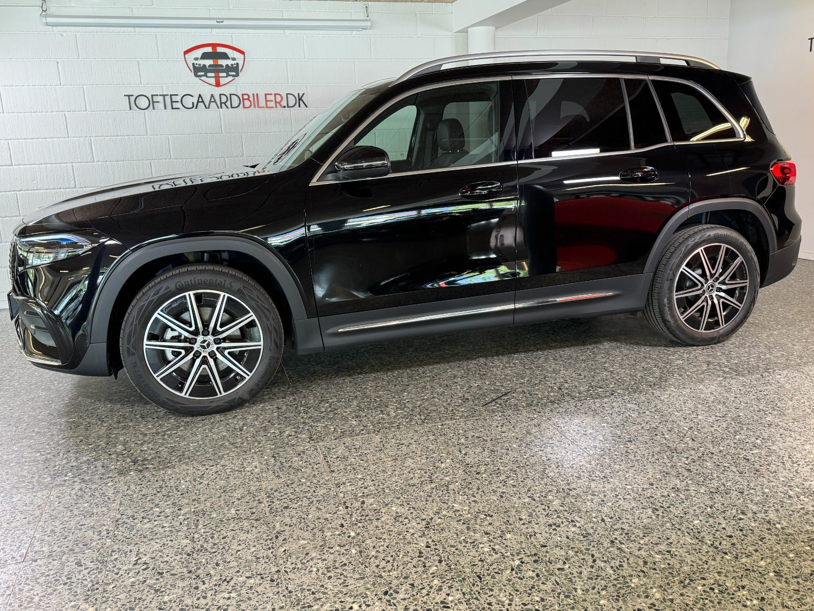 Sort Mercedes EQB300 fra 2025