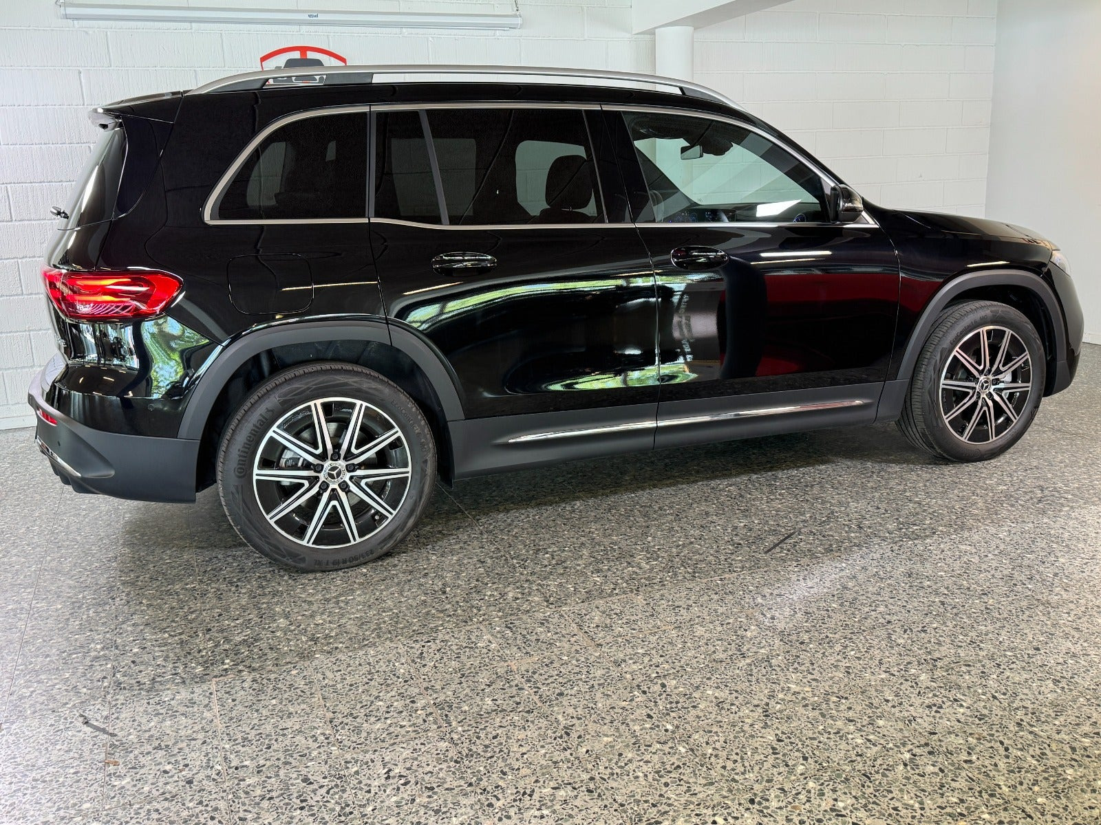 Sort Mercedes EQB300 fra 2025