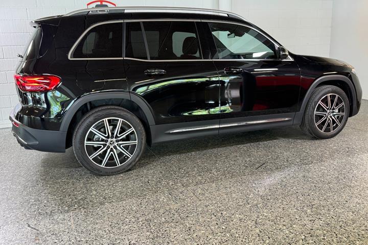 Sort Mercedes EQB300 fra 2025