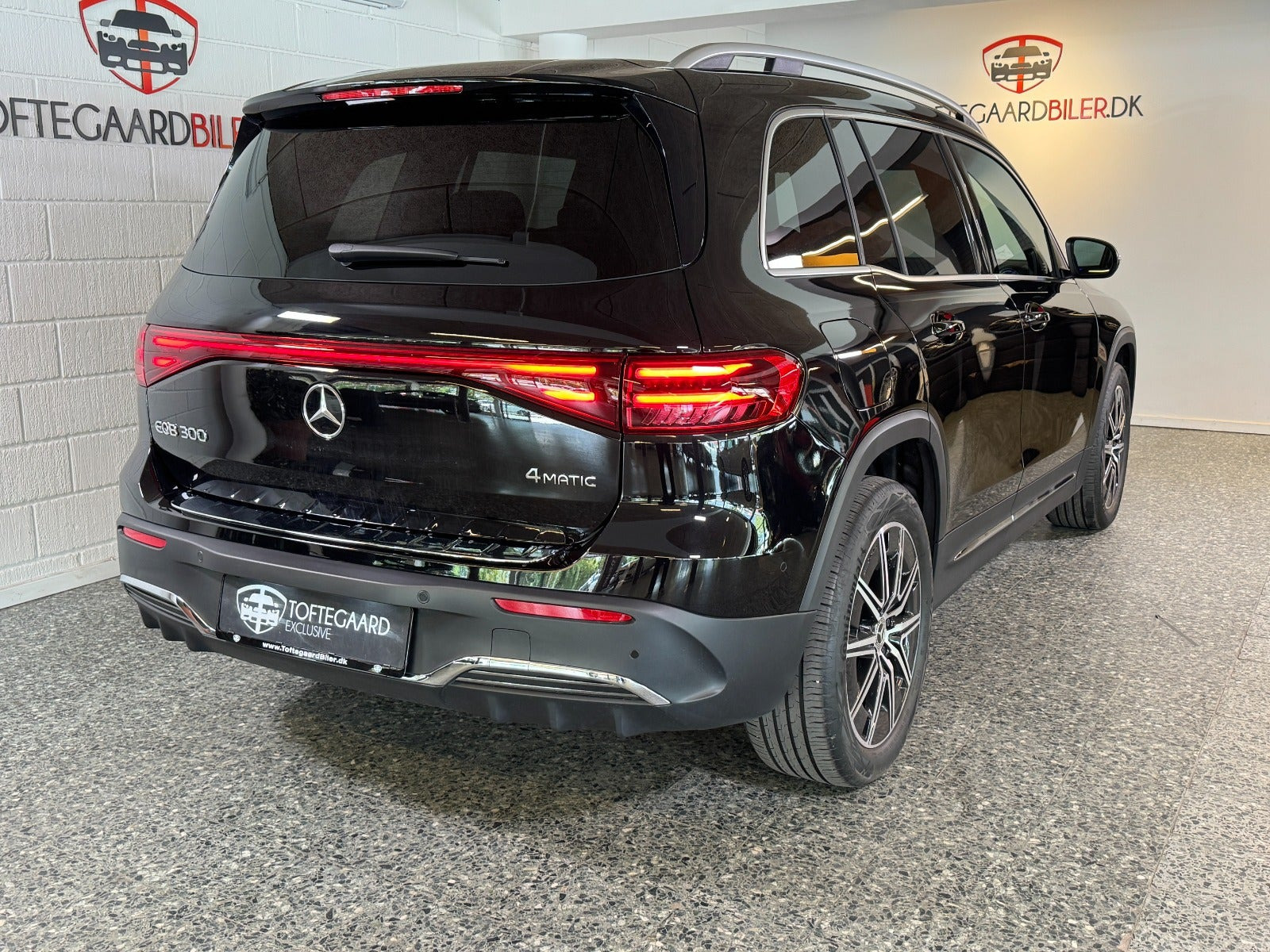 Sort Mercedes EQB300 fra 2025