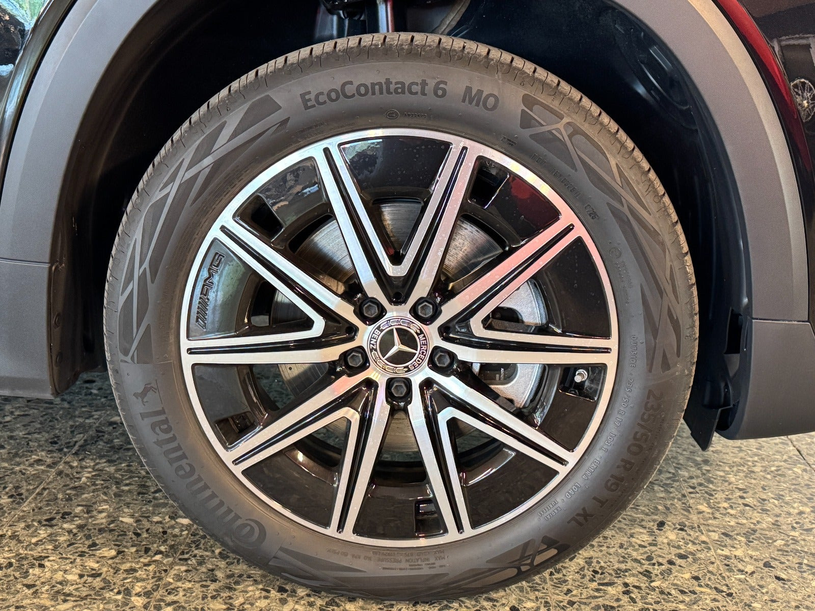 Sort Mercedes EQB300 fra 2025