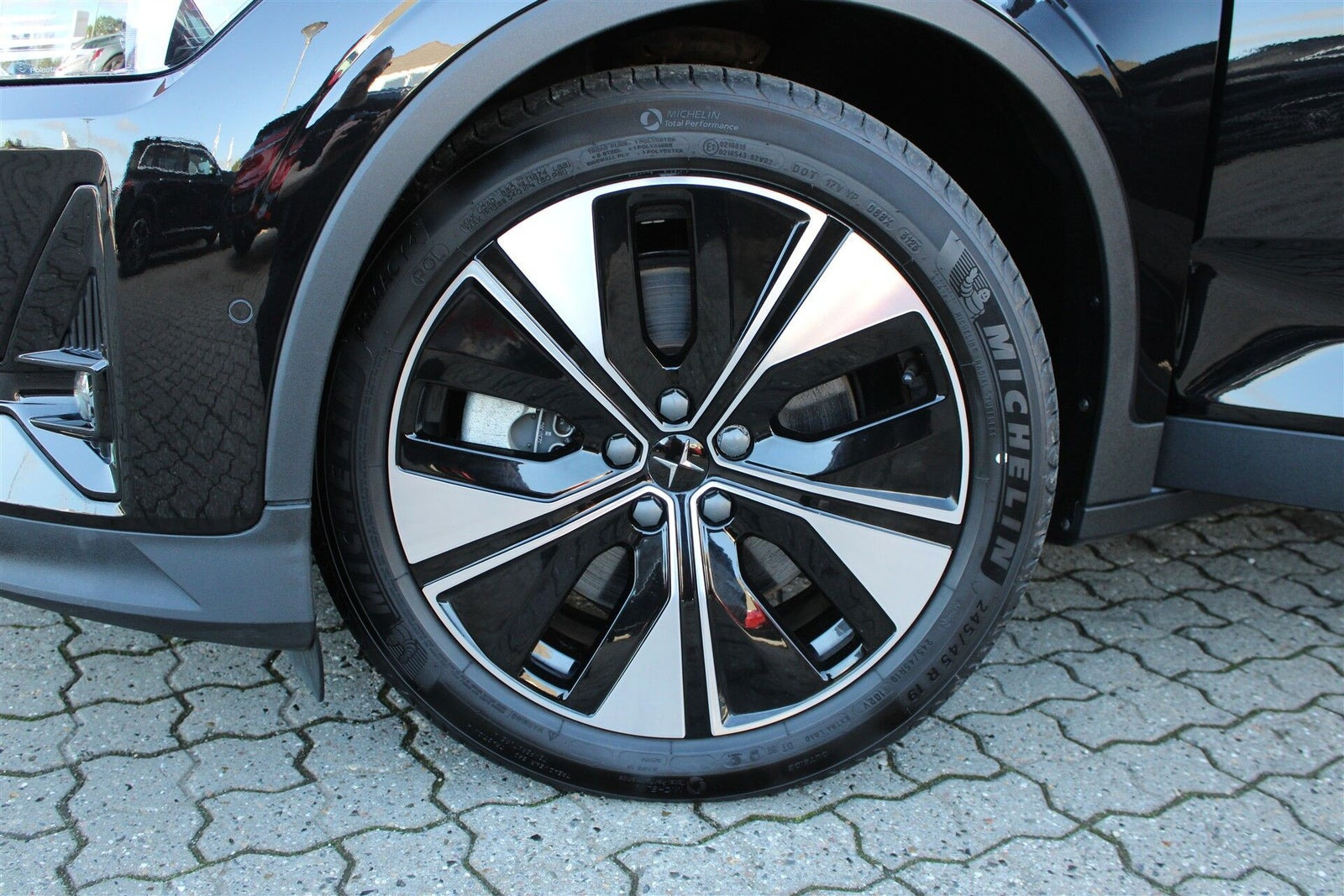 Sort Polestar 2 fra 2024