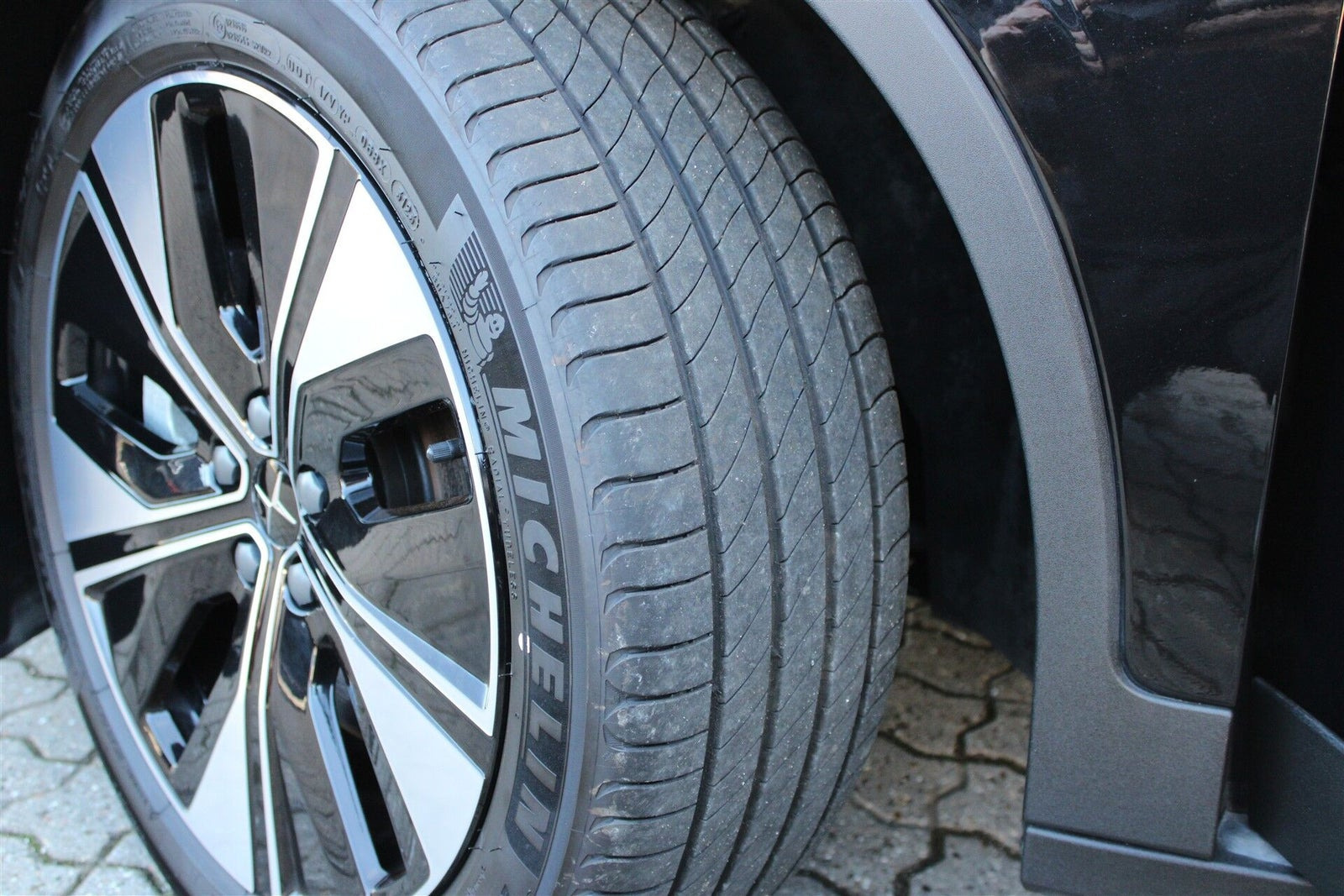 Sort Polestar 2 fra 2024