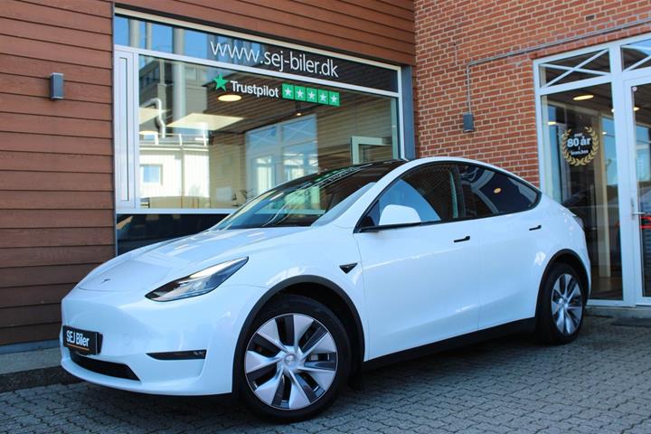 Hvid Tesla Model Y fra 2023