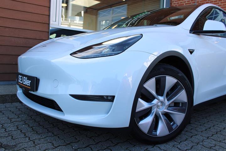 Hvid Tesla Model Y fra 2023