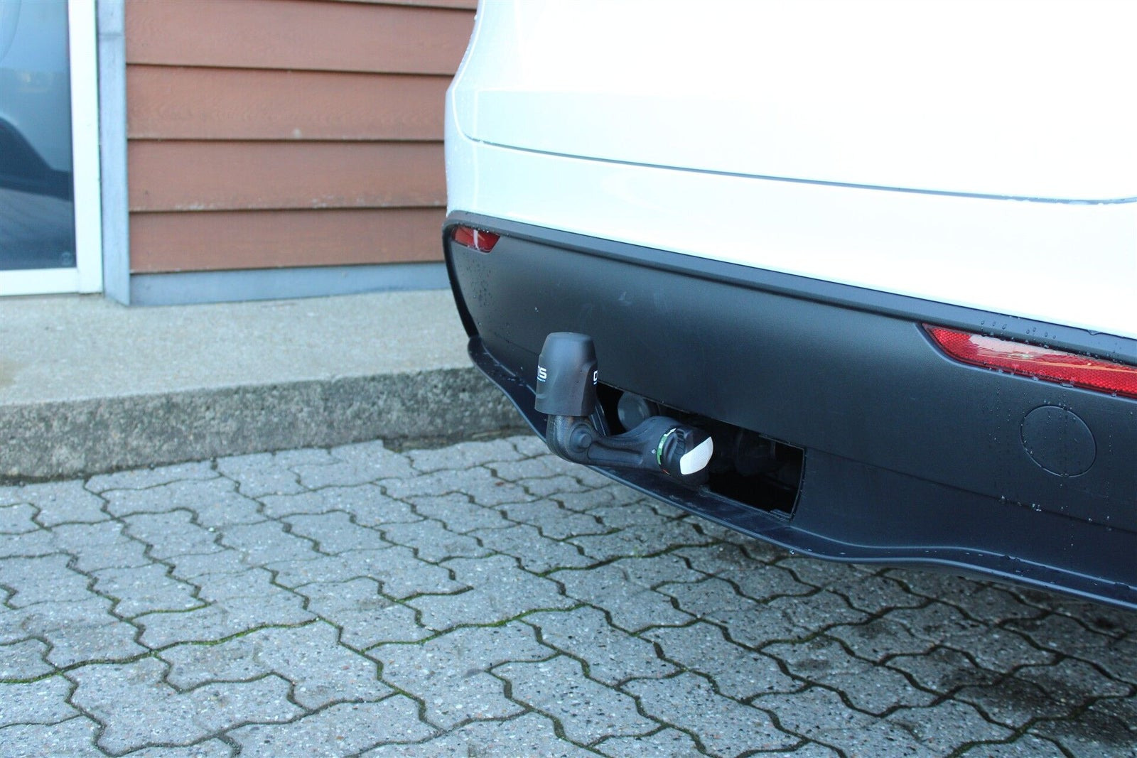 Hvid Tesla Model Y fra 2023