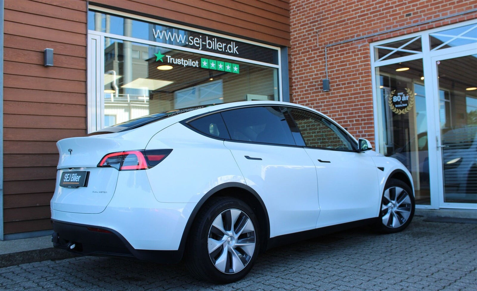 Hvid Tesla Model Y fra 2023