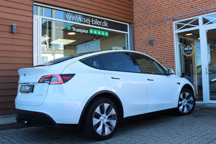 Hvid Tesla Model Y fra 2023