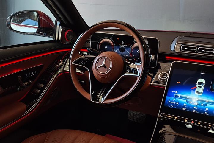 Hvid Mercedes S320 fra 2008