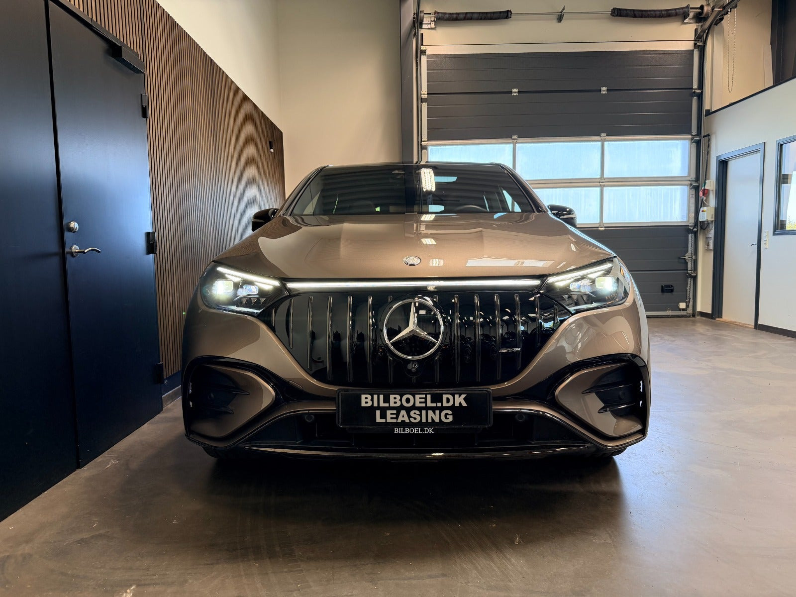 Brun Mercedes EQE43 SUV fra 2023