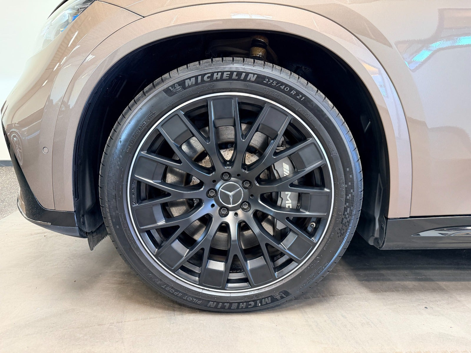 Brun Mercedes EQE43 SUV fra 2023