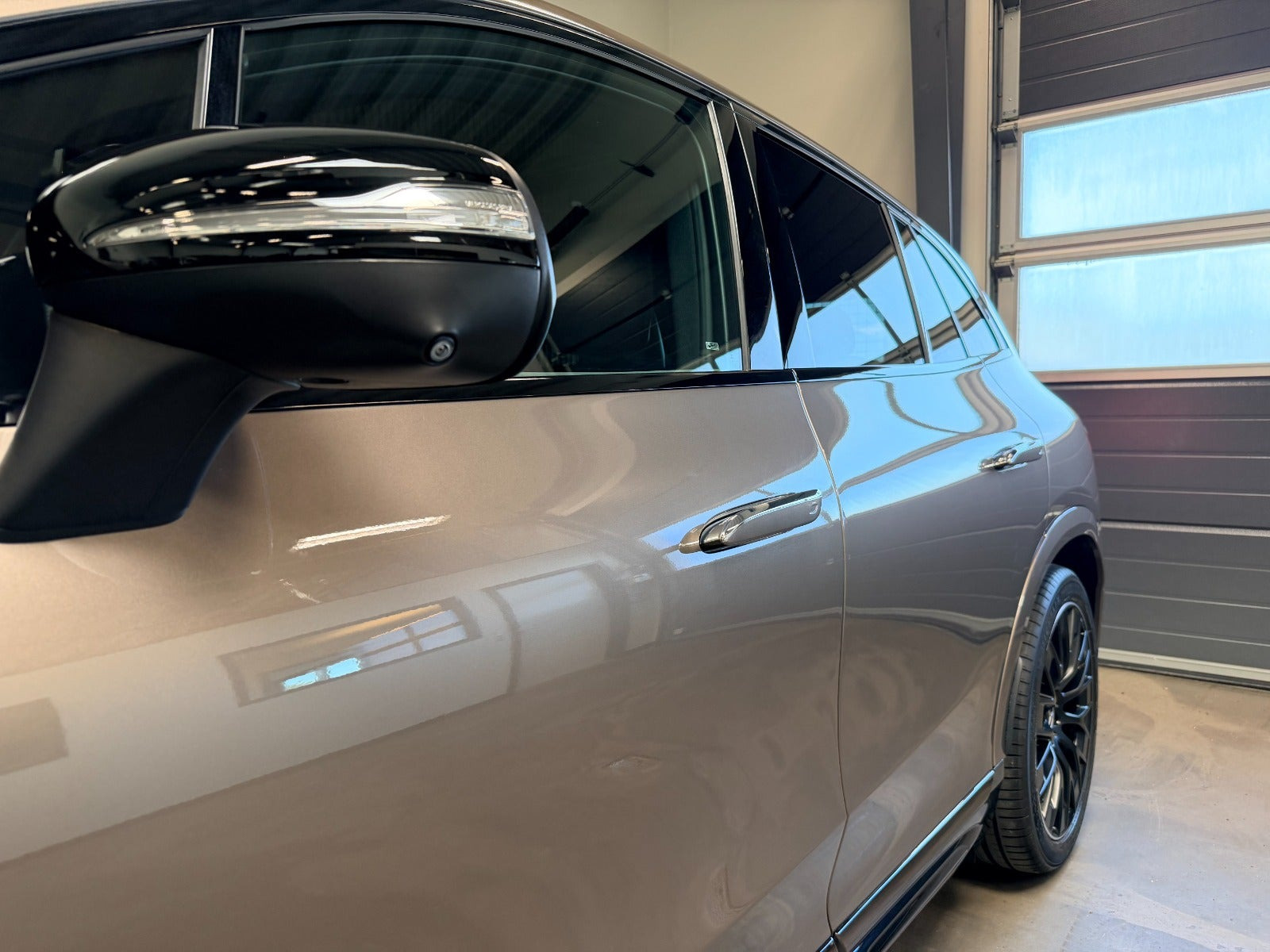 Brun Mercedes EQE43 SUV fra 2023
