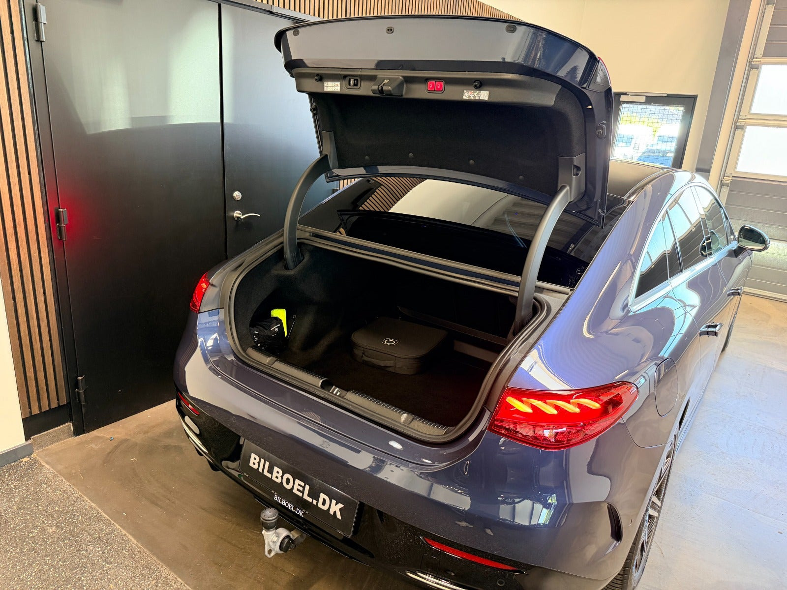 Blå Mercedes EQE350+ fra 2025