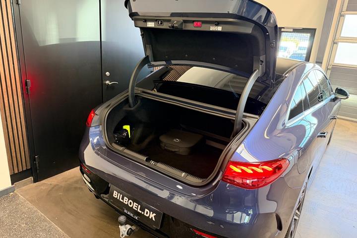 Blå Mercedes EQE350+ fra 2025