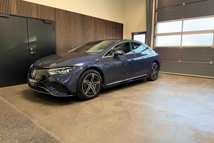 Blå Mercedes EQE350+ fra 2025