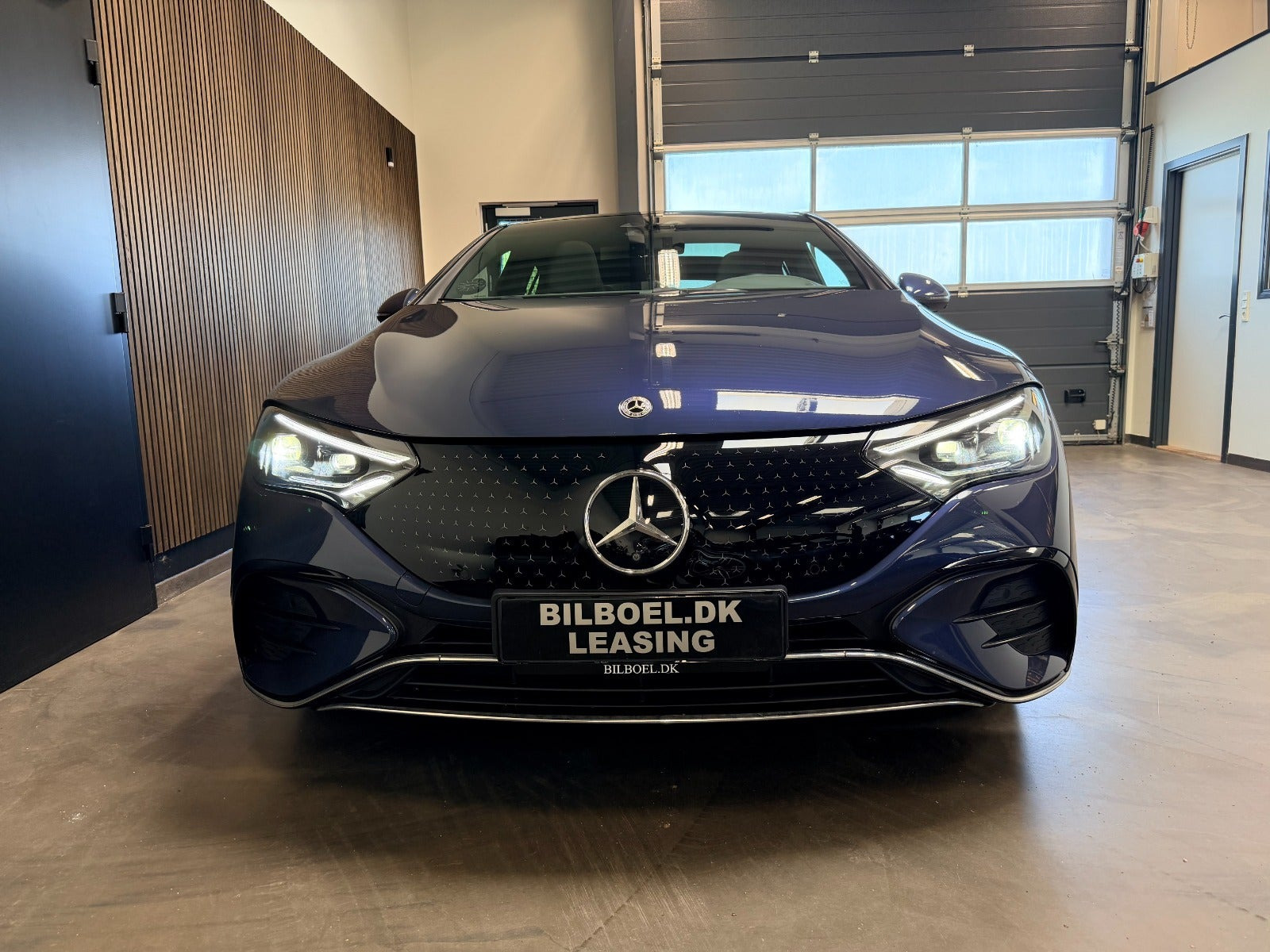 Blå Mercedes EQE350+ fra 2025