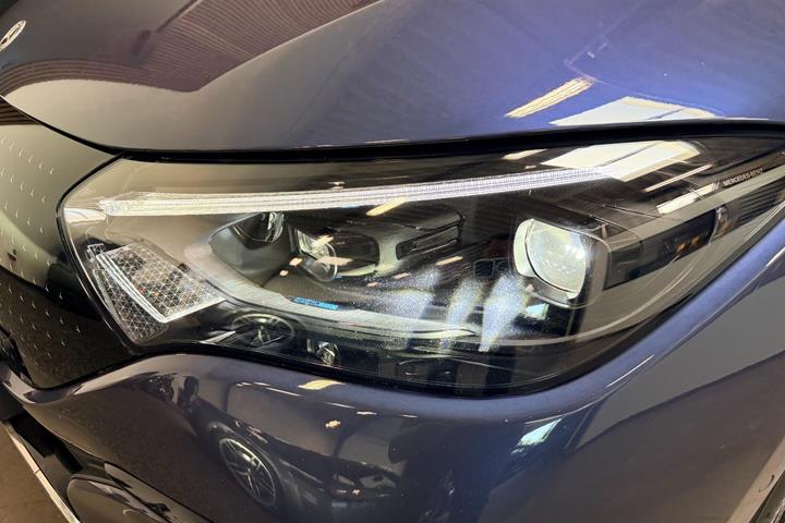 Blå Mercedes EQE350+ fra 2025