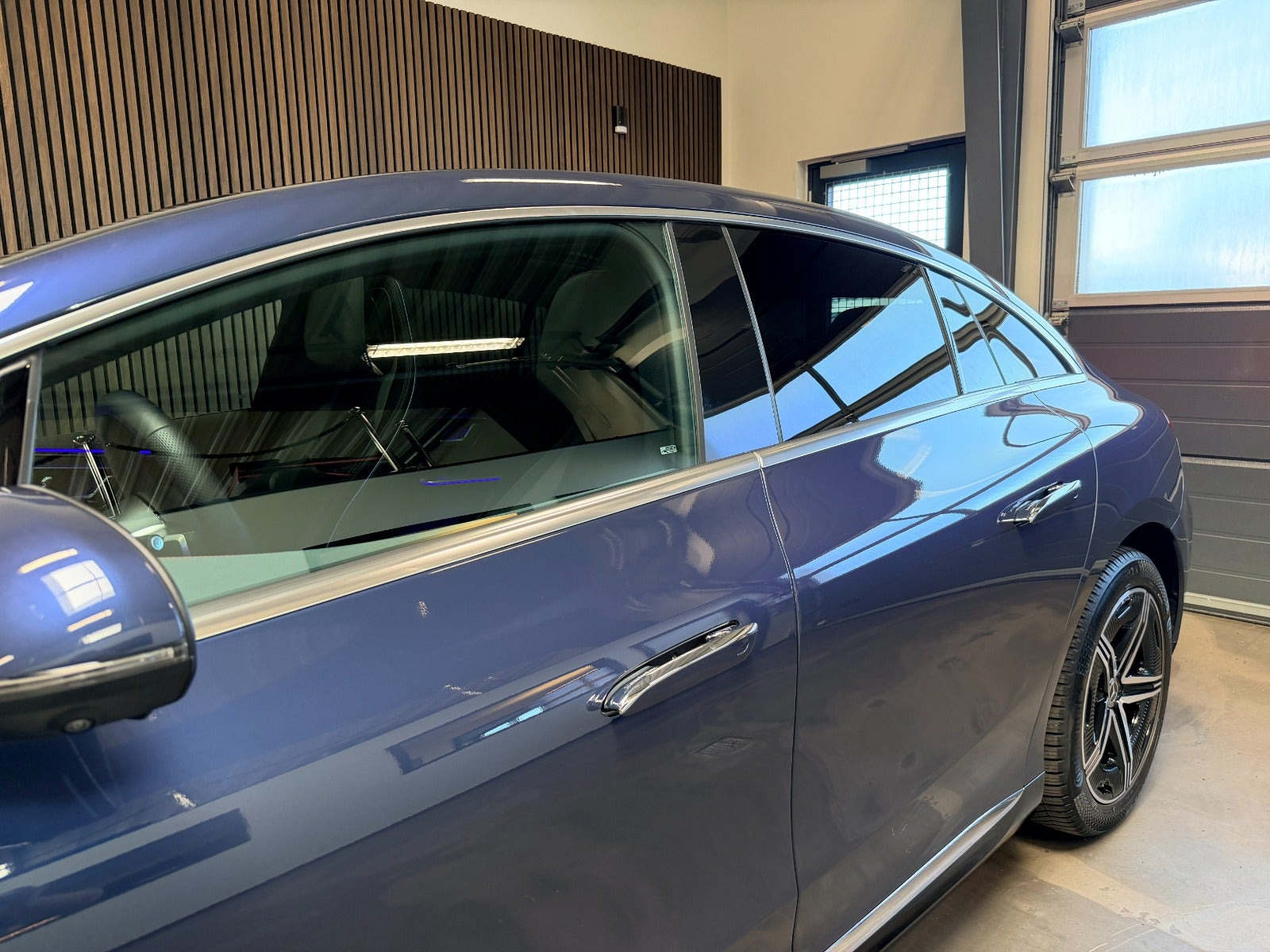 Blå Mercedes EQE350+ fra 2025